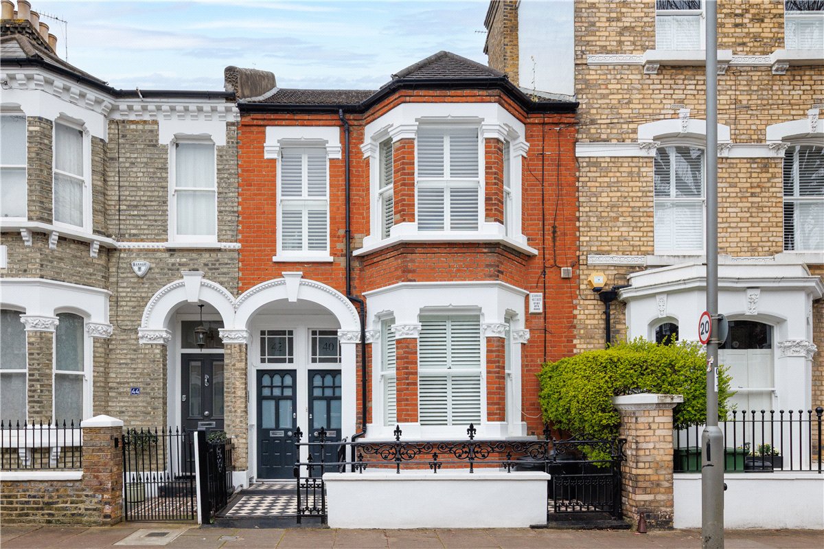 2 bedroom Maisonette, Amerland Road, London, SW18 - Available