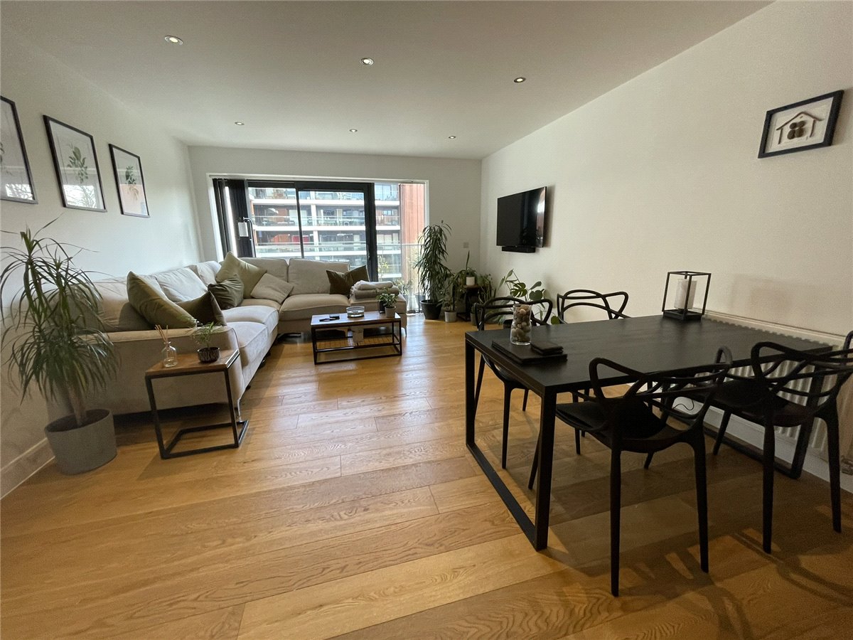 2 bedroom Flat, Racecourse Road, Newbury, RG14 - Available, Image 2