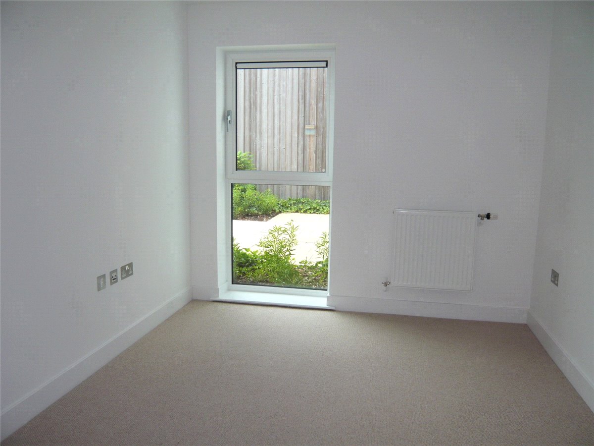 2 bedroom Flat, Park Way, Newbury, RG14 - Let Agreed, Image 2