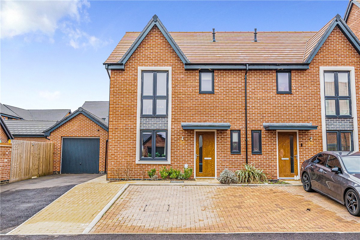 3 bedroom House, Fearnley Close, Glebe Farm, MK17 - 
