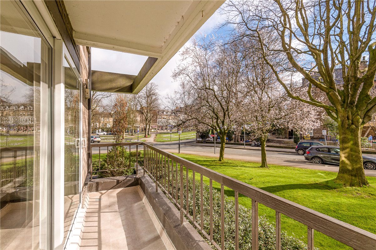 3 bedroom Flat, Esplanade Court, 2 St. Marys Walk, HG2 - Available, Image 2
