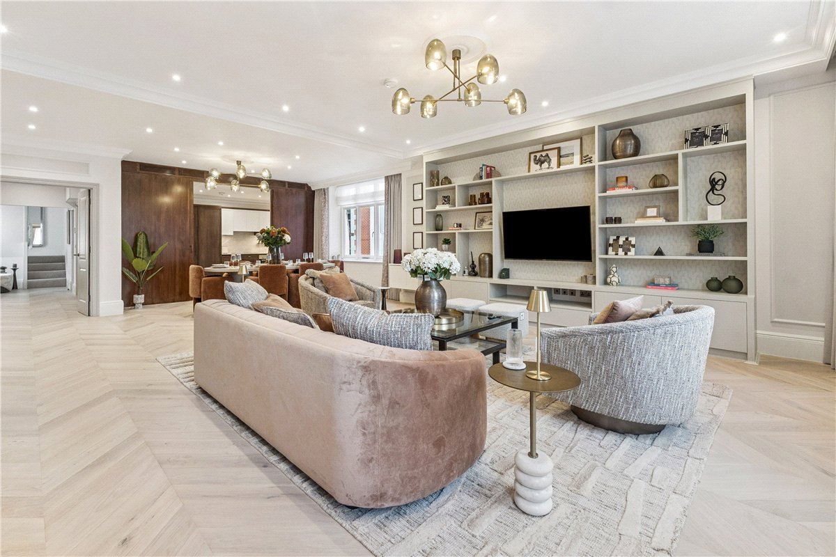 3 bedroom Maisonette, Stratton Street, Mayfair, W1J - Available