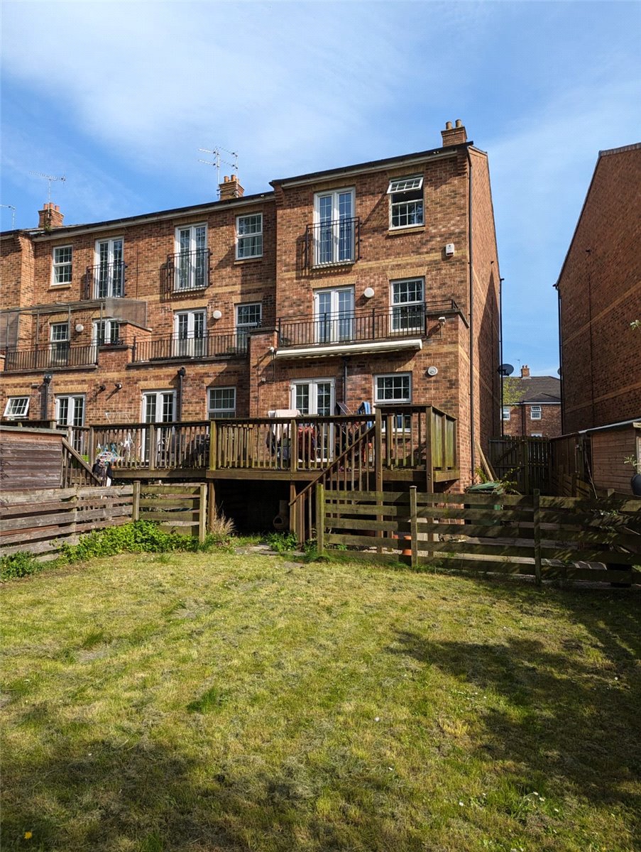 3 bedroom House, Waterside Gardens, York, YO31 - 