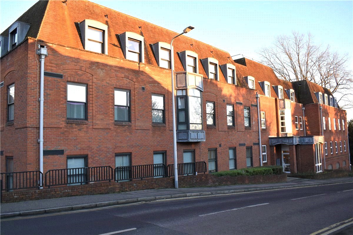 1 bedroom Flat, Strawberry Hill, Newbury, RG14 - Available