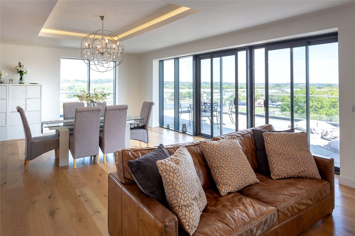 3 bedroom Flat, Chatham House, Racecourse Road, RG14 - Available, Image 12