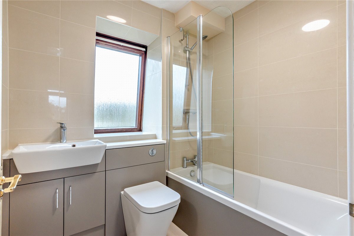 2 bedroom Flat, Victoria Gardens, Newbury, RG14 - Sold STC, Image 3