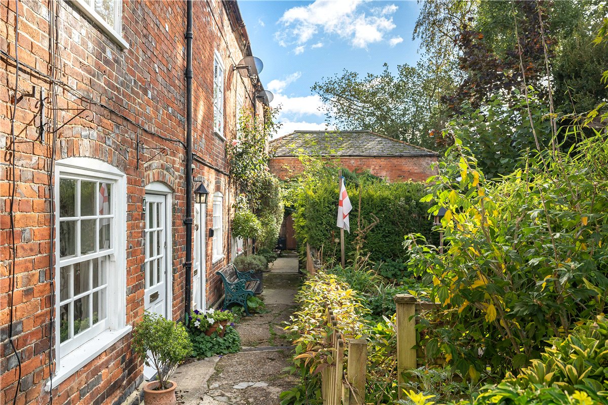 3 bedroom House, Wellington Place, High Street, SN8 - Available