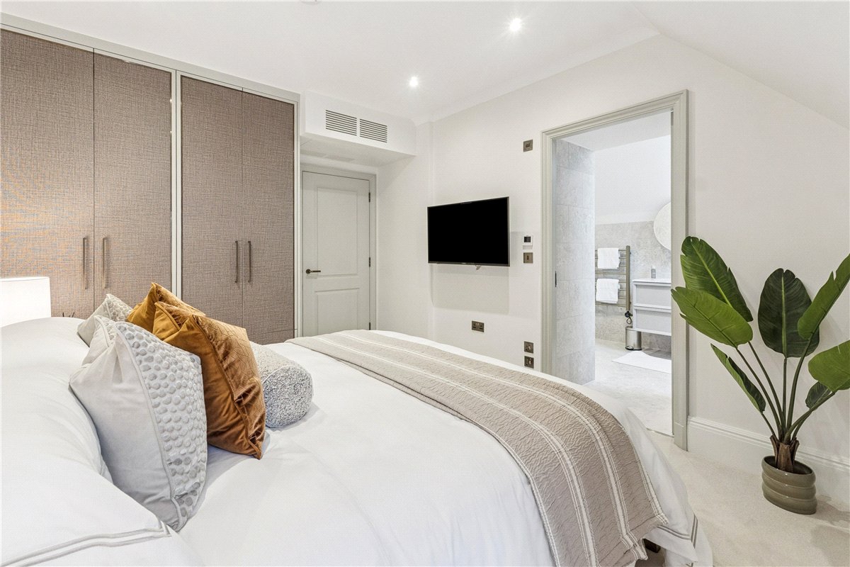 3 bedroom Maisonette, Stratton Street, Mayfair, W1J - Available, Image 9