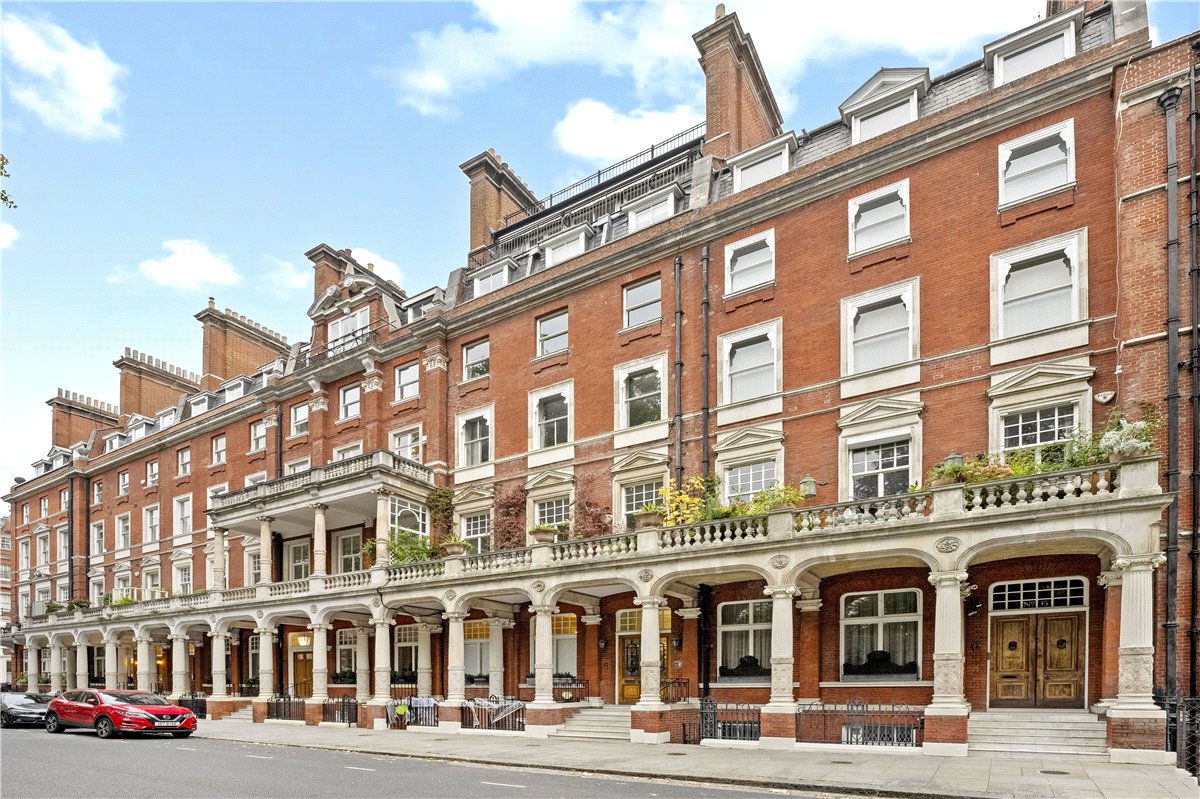 3 bedroom Flat, Cadogan Square, Knightsbridge, SW1X - Available, Image 3
