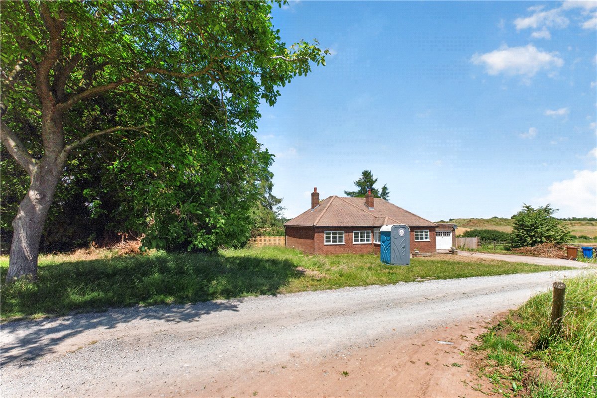 3 bedroom Bungalow, Tamworth Road, Lichfield, WS14 - Available, Image 10
