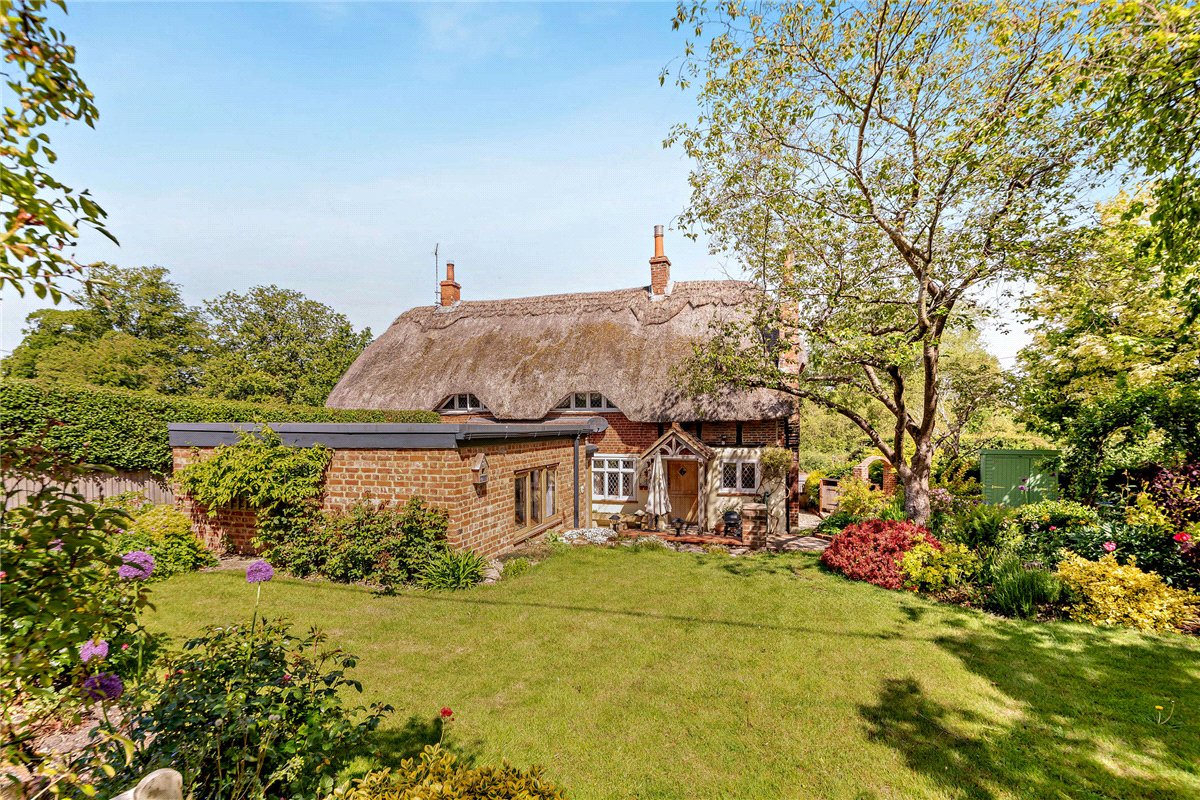 3 bedroom House, Stockcross, Newbury, RG20 - Available, Image 2
