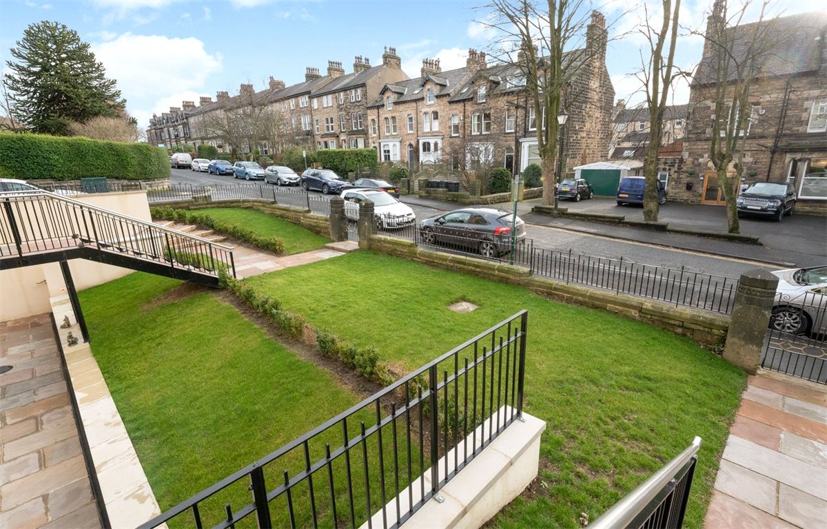 2 bedroom Flat, Franklin Mount, Harrogate, HG1 - Sold STC, Image 2