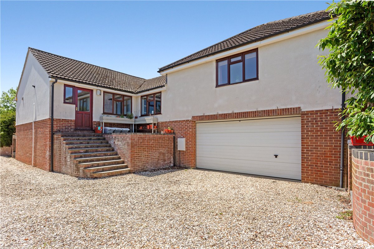 4 bedroom Bungalow, Bucklebury Alley, Cold Ash, RG18 - Available
