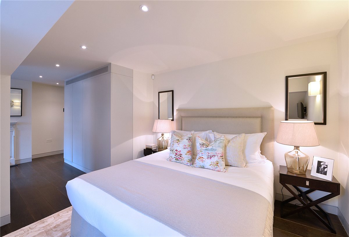 2 bedroom Flat, Duke Street, Mayfair, W1K - Available, Image 13