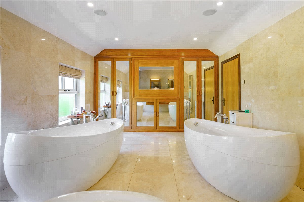6 Bedroom Single Family Home/House's Image 3