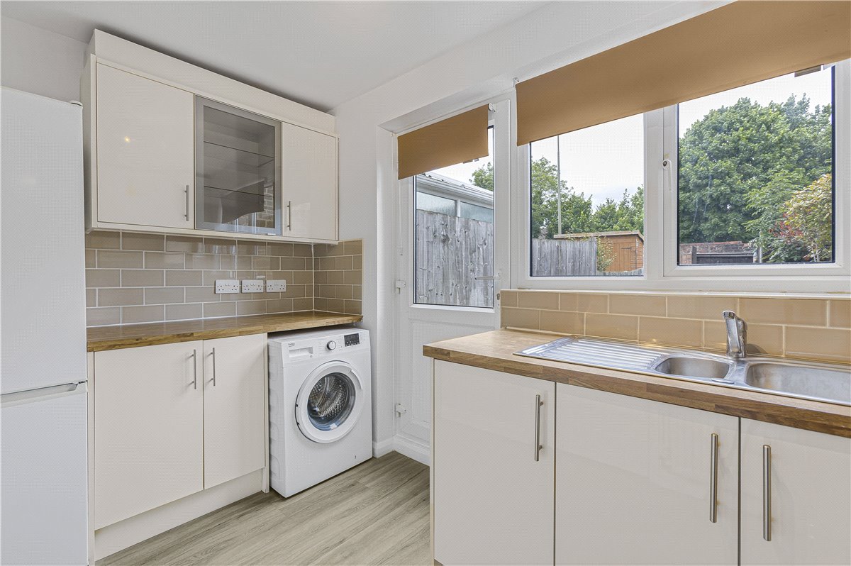 2 bedroom House, Barn Close, Kidlington, OX5 - , Image 2