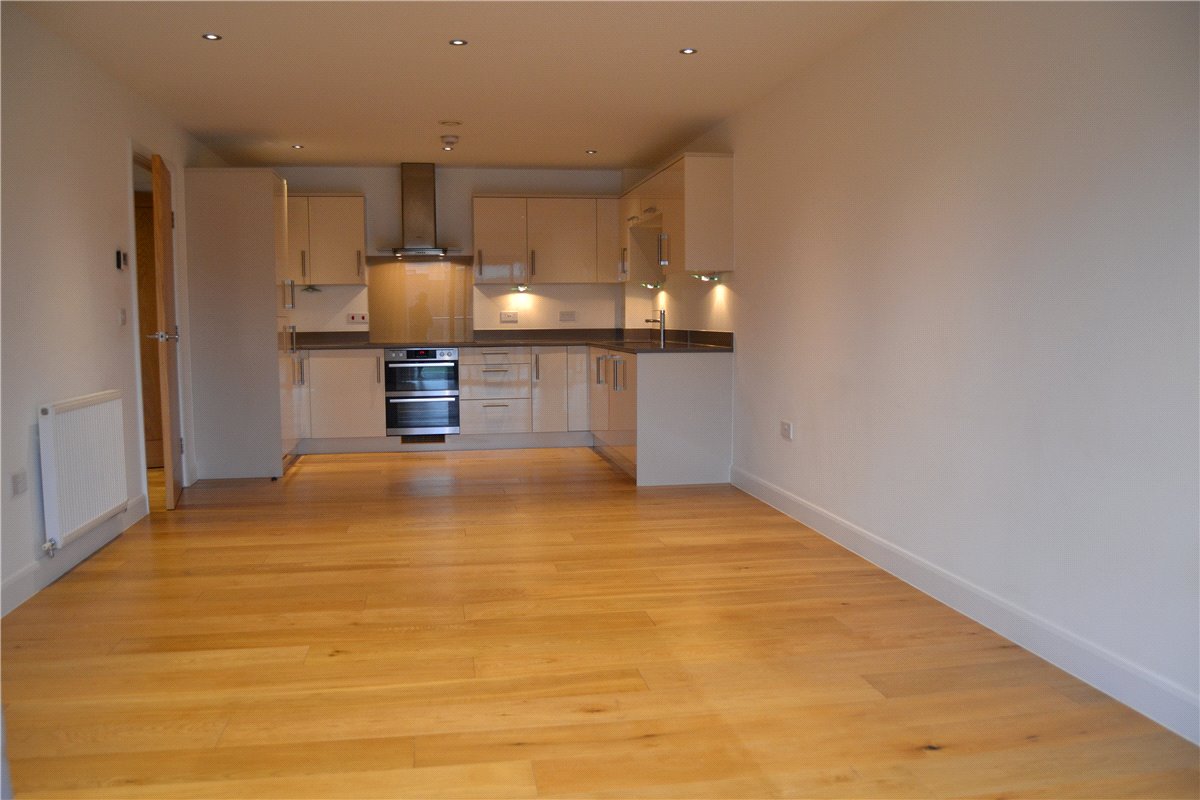 2 bedroom Flat, Racecourse Road, Newbury, RG14 - Available, Image 1