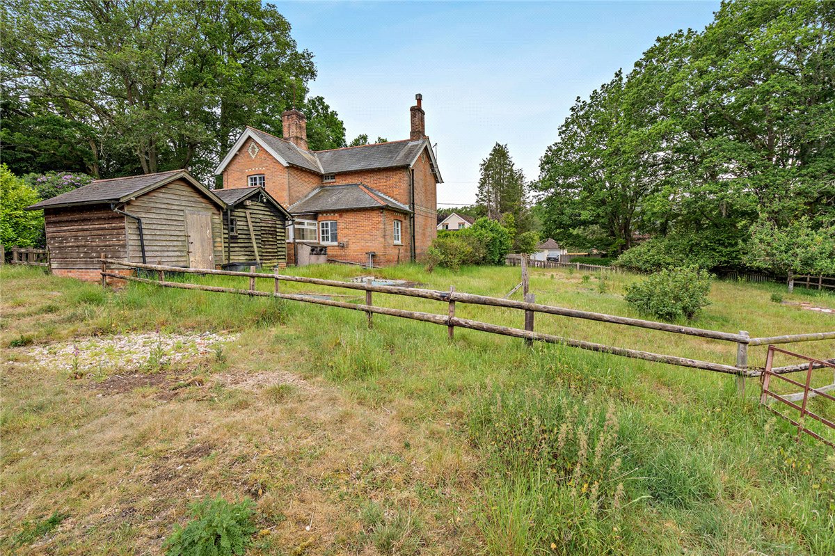 3 bedroom House, Soke Road, Silchester, RG7 - Available