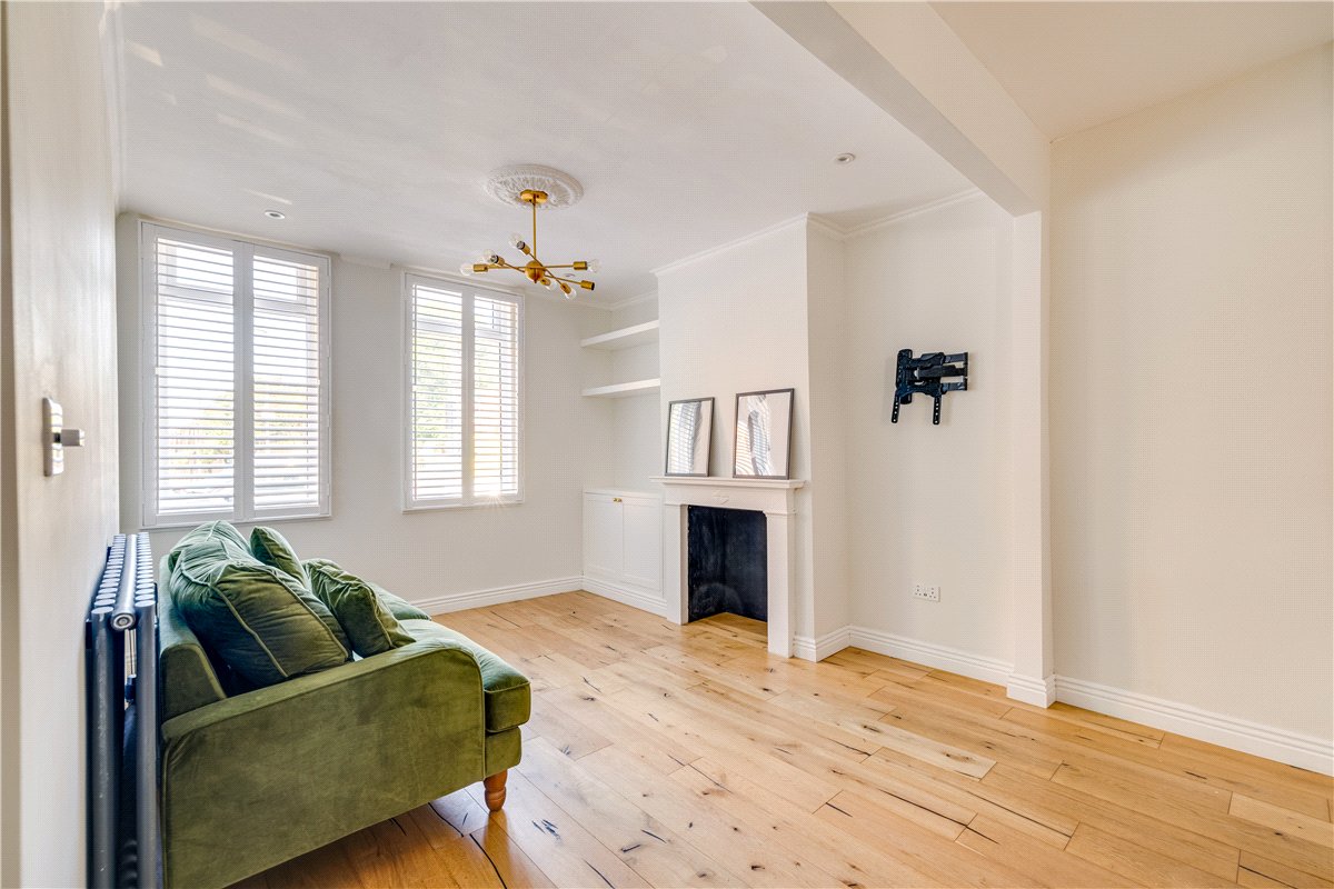 1 bedroom Flat, St. John's Hill, London, SW11 - Available