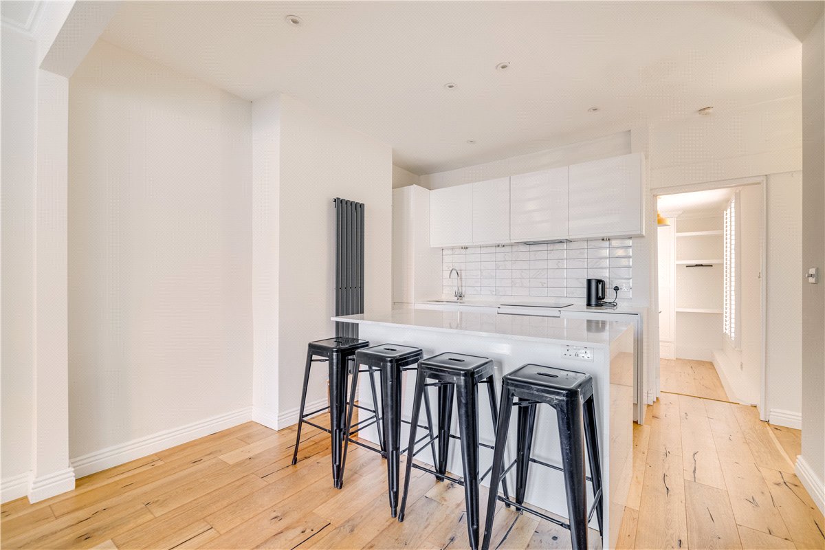1 bedroom Flat, St. John's Hill, London, SW11 - Available