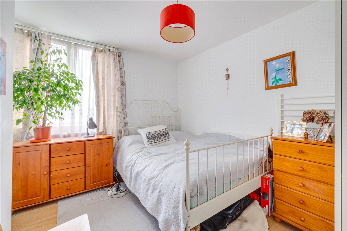 2 bedroom Flat, Winterfold Close, London, SW19 - Sold