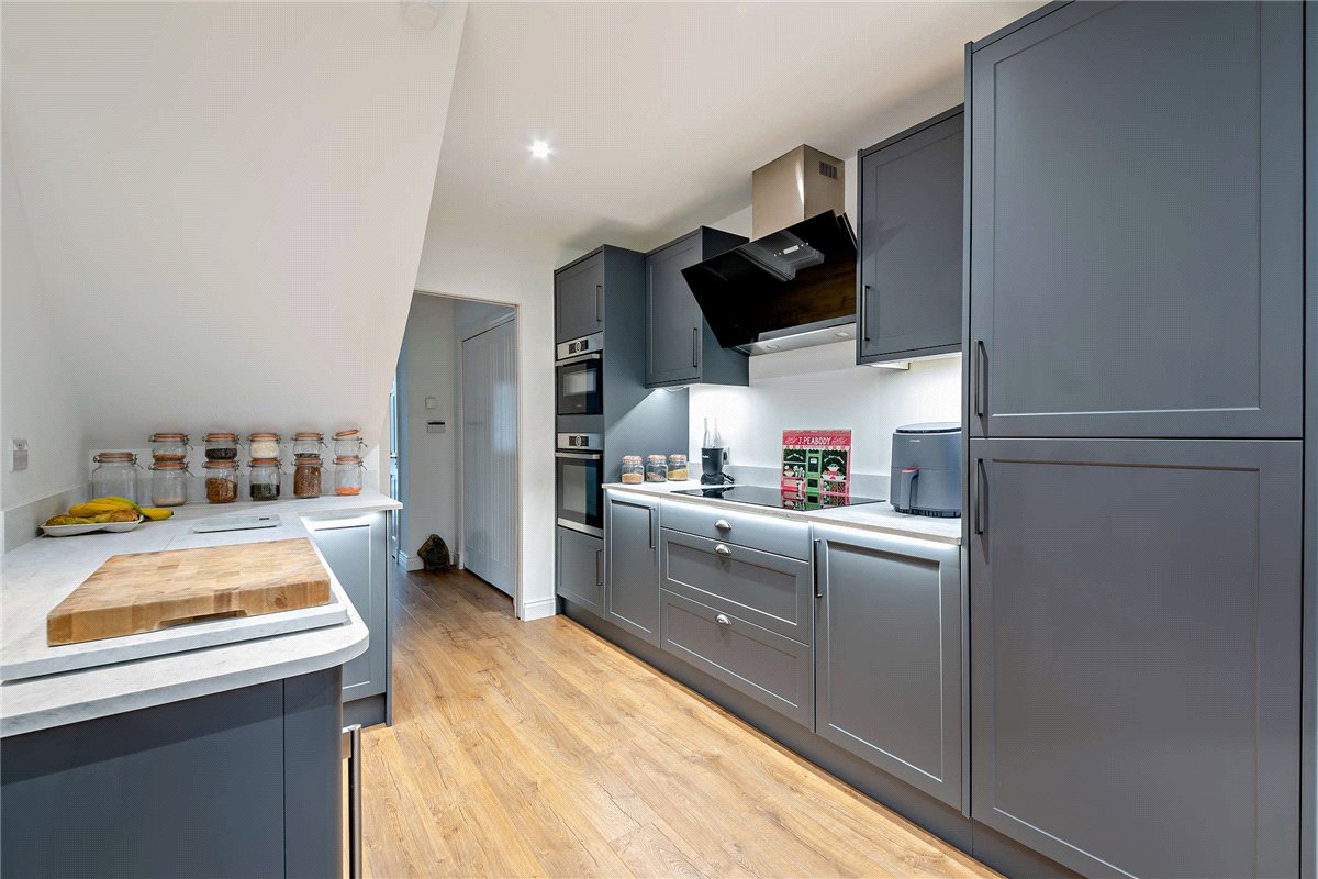 4 bedroom House, Crookham Hill, Crookham Common, RG19 - Available, Image 5