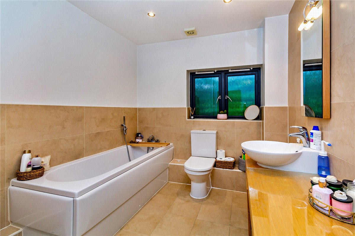 4 bedroom House, Oxford Road, Donnington, RG14 - Available, Image 7