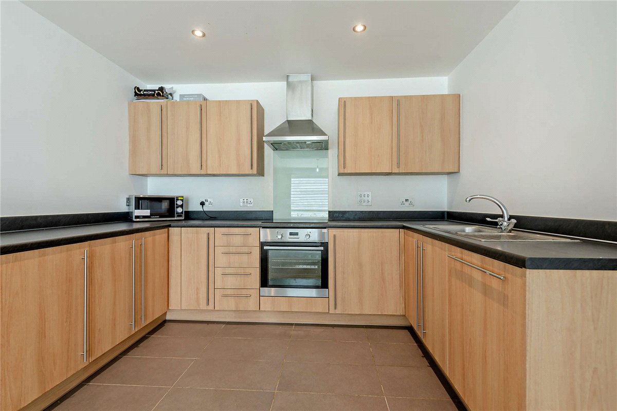 2 bedroom Flat, Park Way, Newbury, RG14 - Available, Image 1