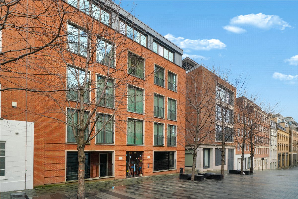 2 bedroom Flat, Grosvenor Hill, London, W1K - Available