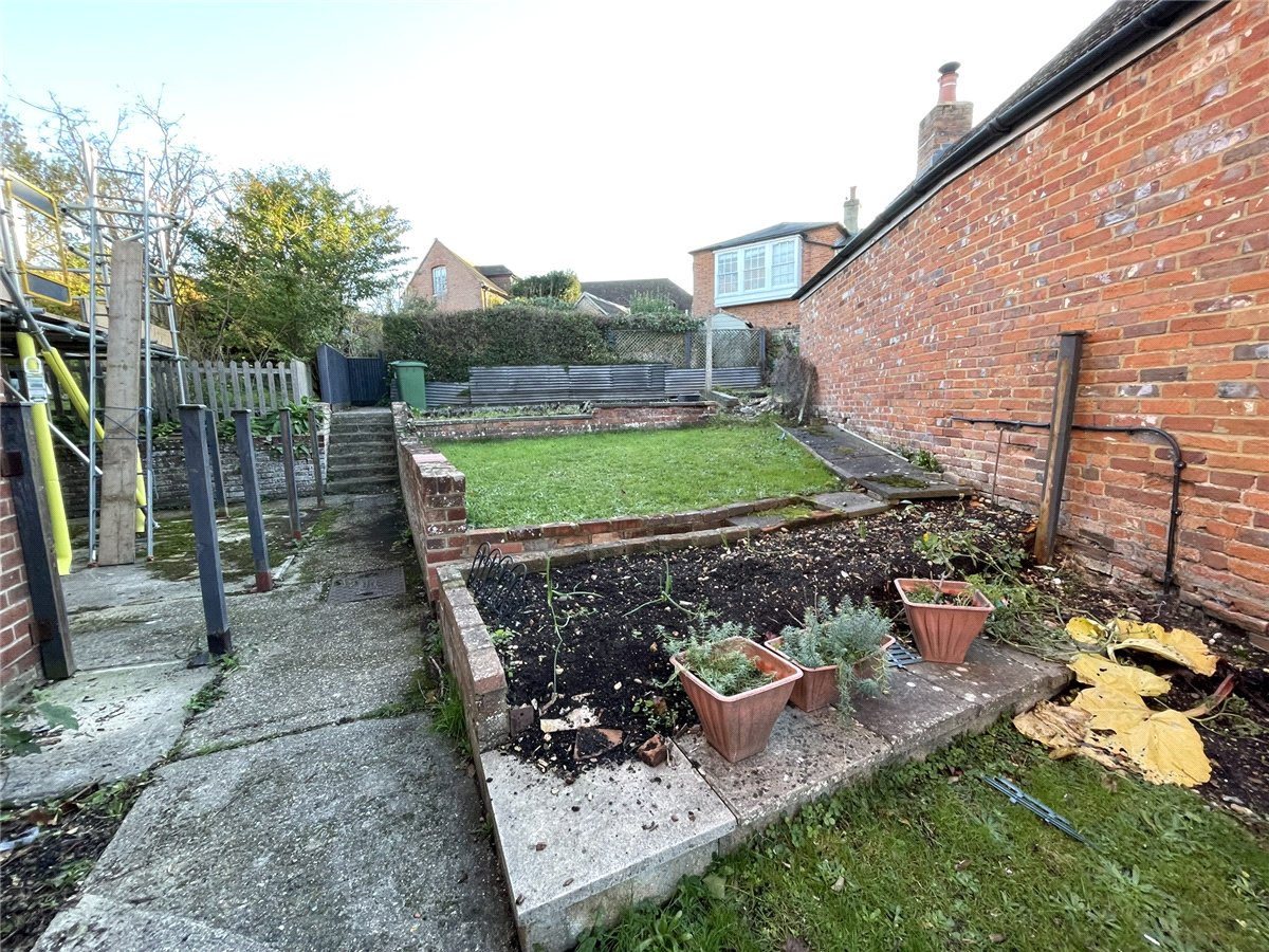 2 bedroom House, Castle Lane, Donnington, RG14 - Let Agreed, Image 6