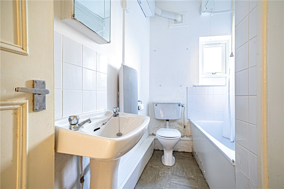 1 bedroom Flat, Eastgate Street, Winchester, SO23 - Sold, Image 4