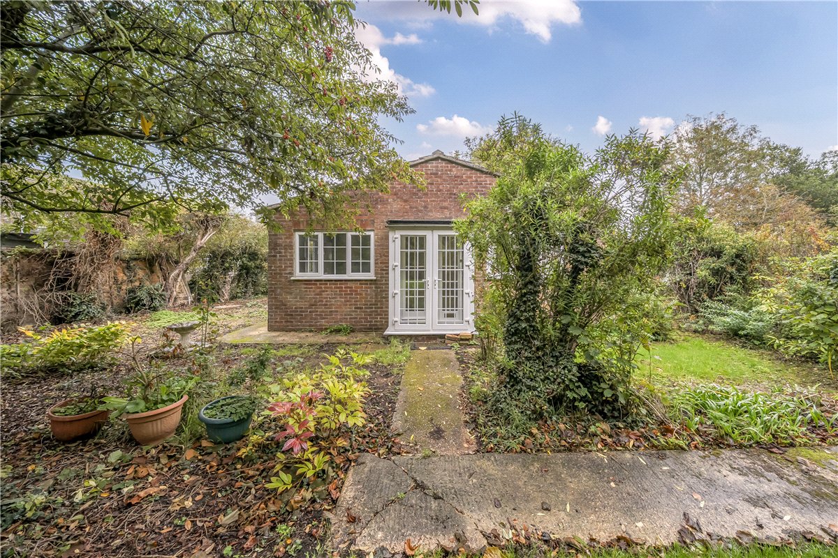 2 bedroom Bungalow, Aldbourne Road, Baydon, SN8 - Available