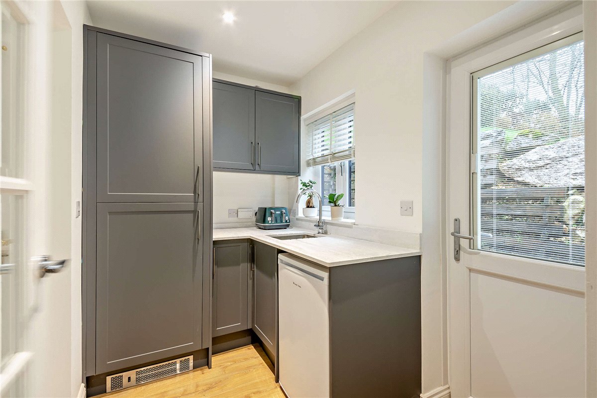 4 bedroom House, Crookham Hill, Crookham Common, RG19 - Available, Image 8