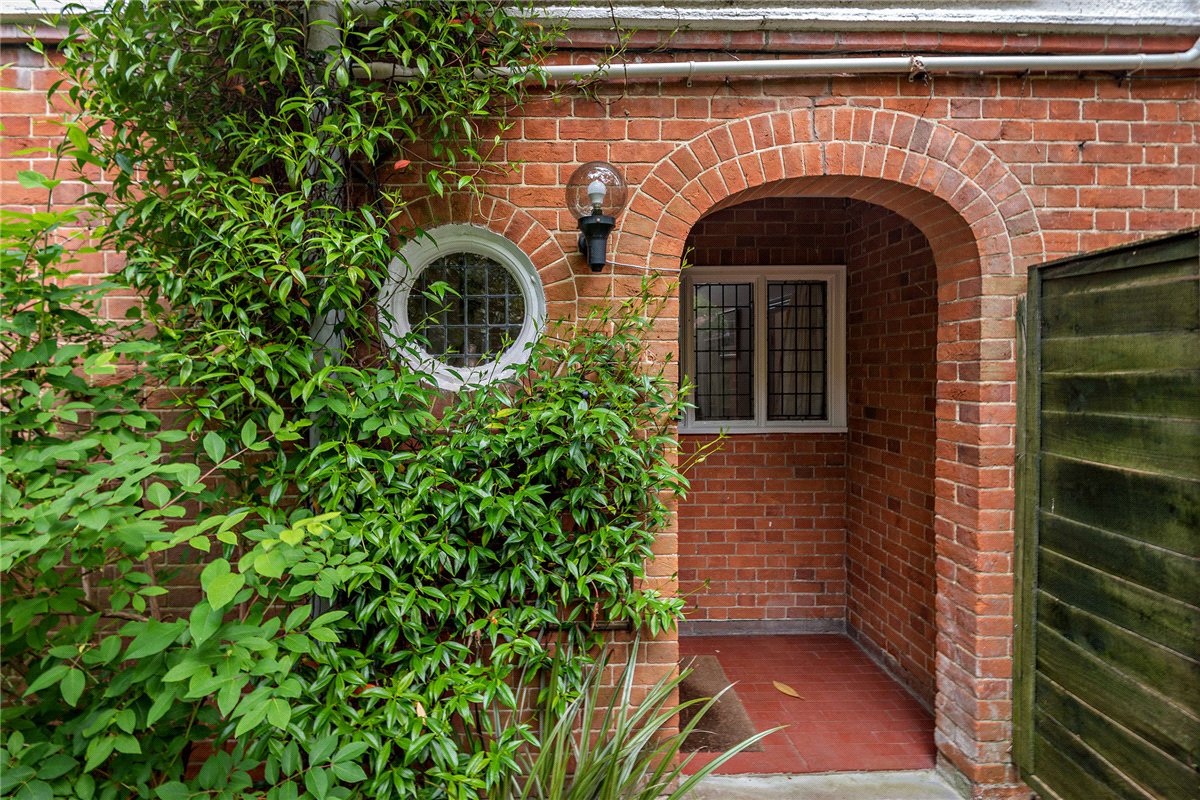 5 bedroom House, Andover Road, Newbury, RG14 - Available, Image 2