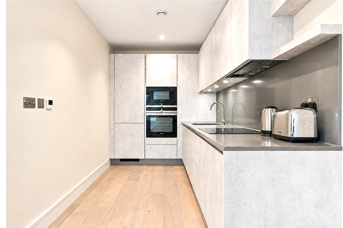 1 bedroom Flat, Broomhouse Lane, London, SW6 - Available, Image 2