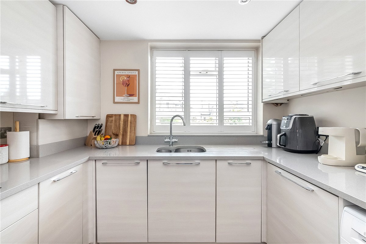 2 bedroom Flat, St. James's Close, London, SW17 - Available, Image 10
