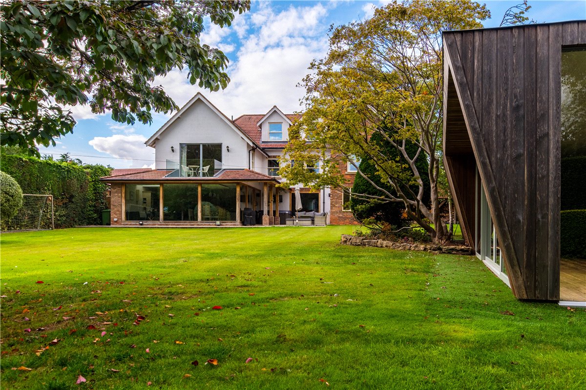 6 Bedroom Single Family Home/House's Image 6