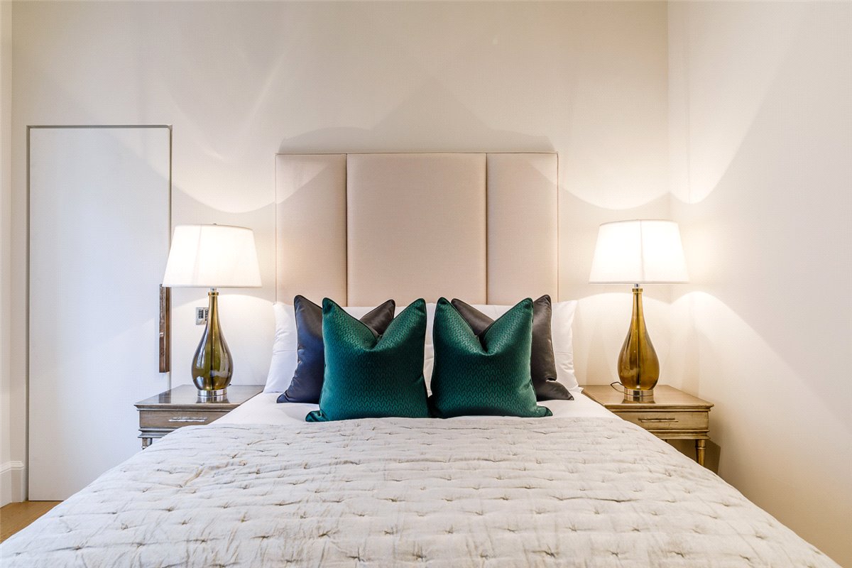 3 bedroom Flat, Duke Street, Mayfair, W1K - Available, Image 6