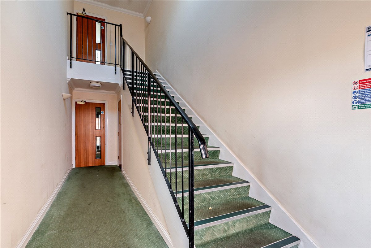 2 bedroom Flat, Newtown Road, Newbury, RG14 - Available, Image 1