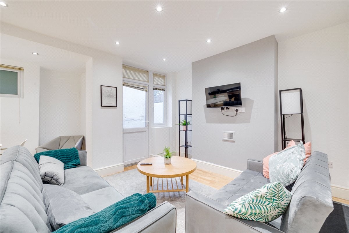 1 bedroom Flat, Cremorne Road, Chelsea, SW10 - Available
