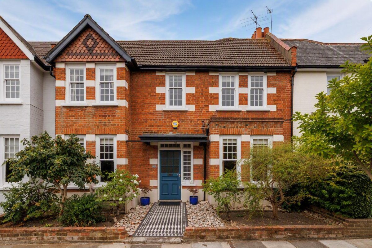 3 bedroom House, First Avenue, London, SW14 - Available