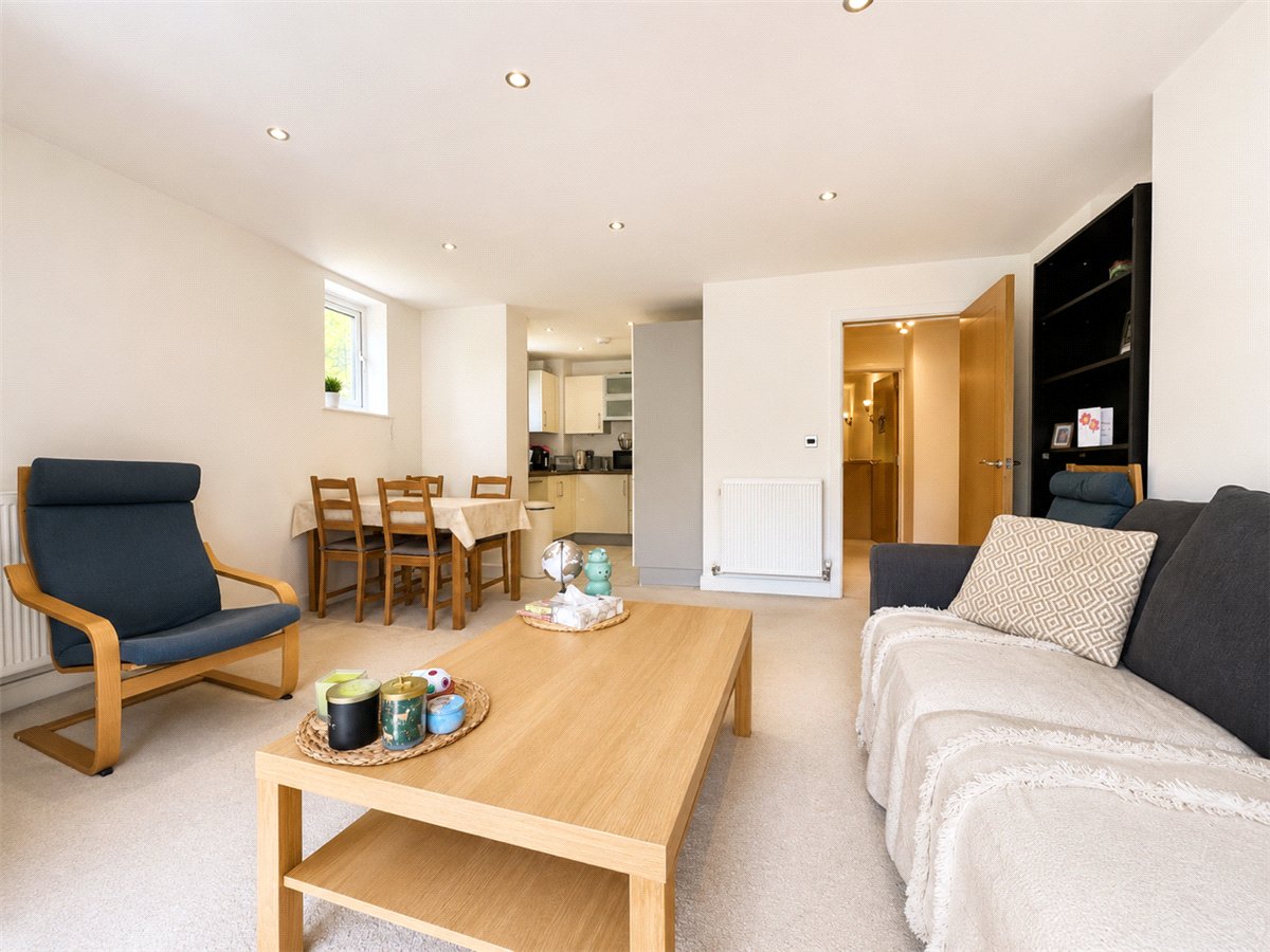 2 bedroom Flat, Fraser Gardens, Winchester, SO22 - , Image 2