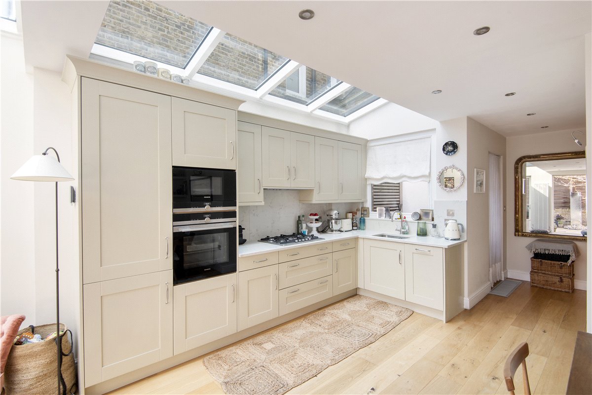 2 bedroom Flat, Webb's Road, Between The Commons, SW11 - Available, Image 7