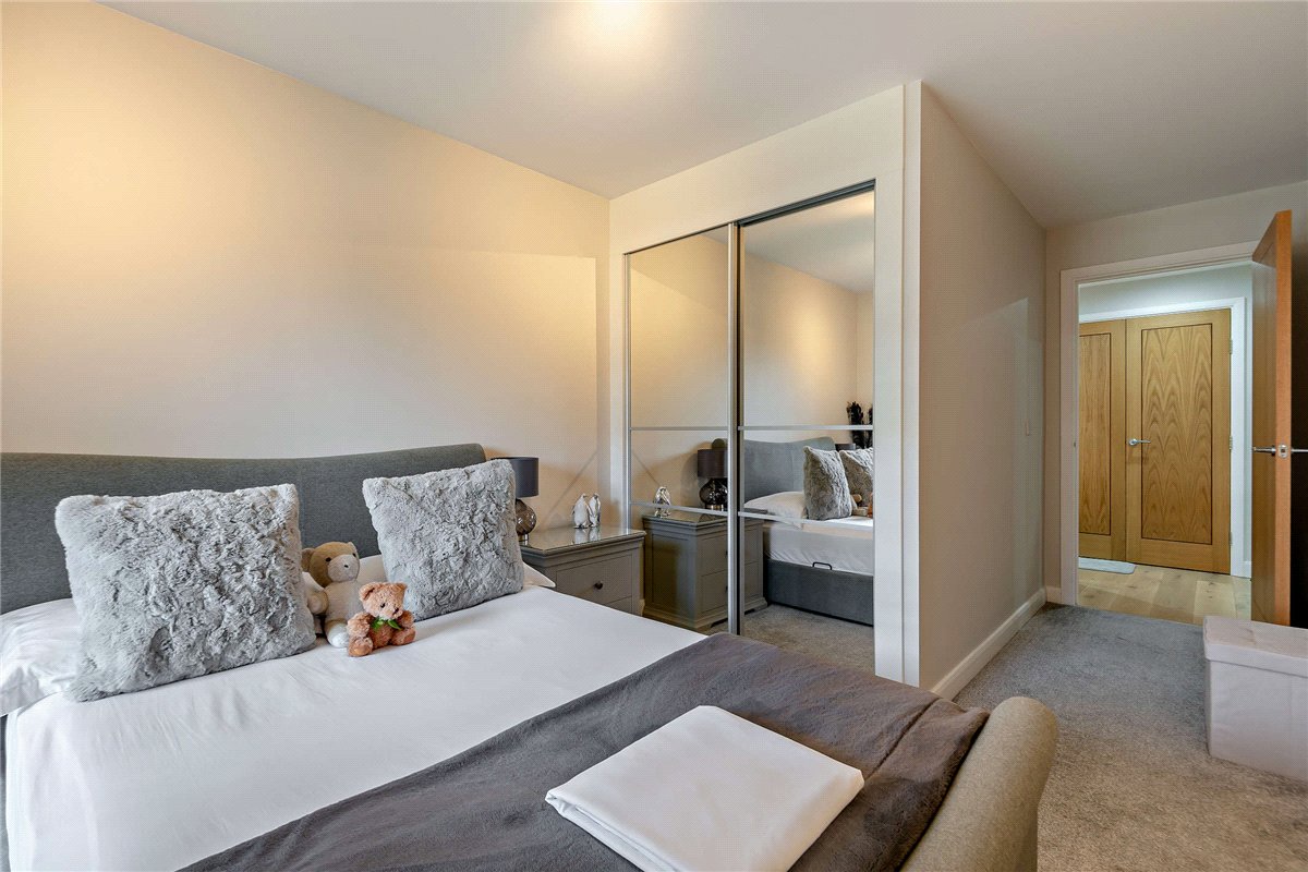 2 bedroom Flat, Racecourse Road, Newbury, RG14 - Available, Image 5