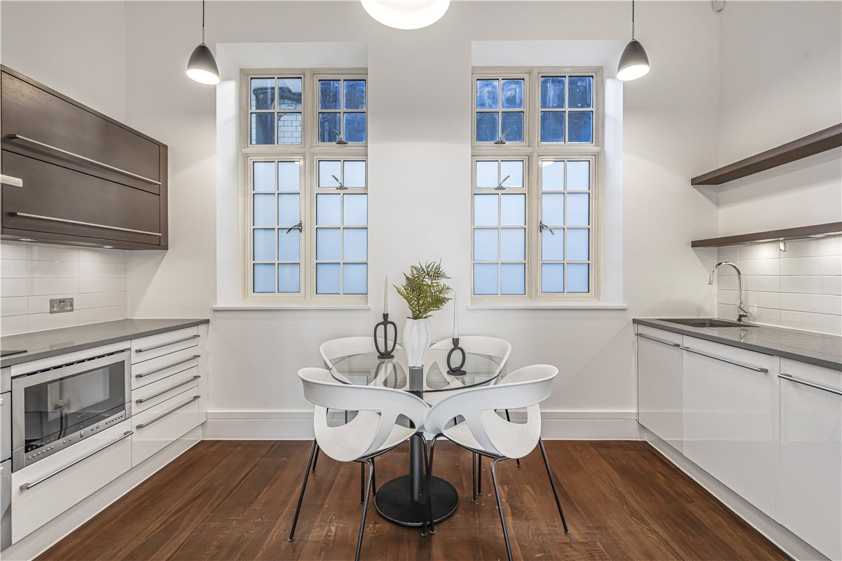2 bedroom Maisonette, Welbeck Street, Marylebone, W1G - Available