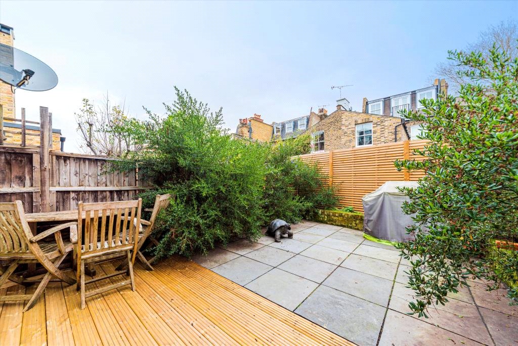2 bedroom Flat, Chivalry Road, London, SW11 - , Image 2