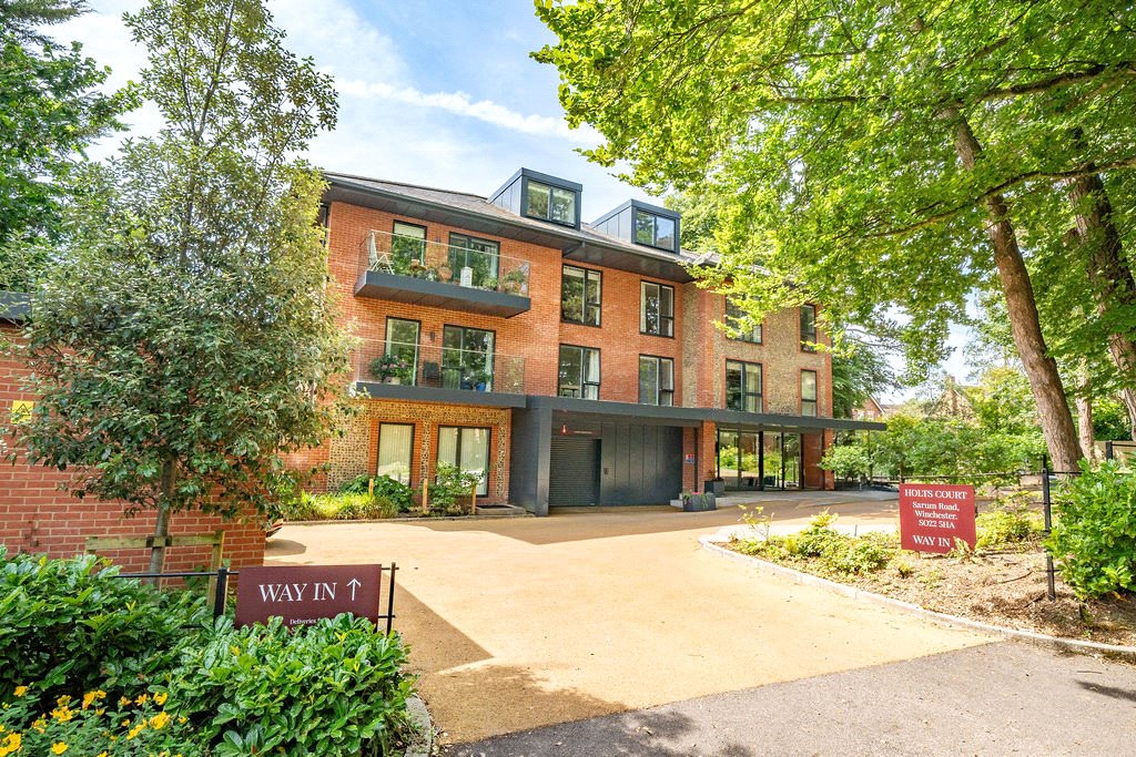 2 bedroom Flat, Holts Court, Sarum Road, SO22 - Sold