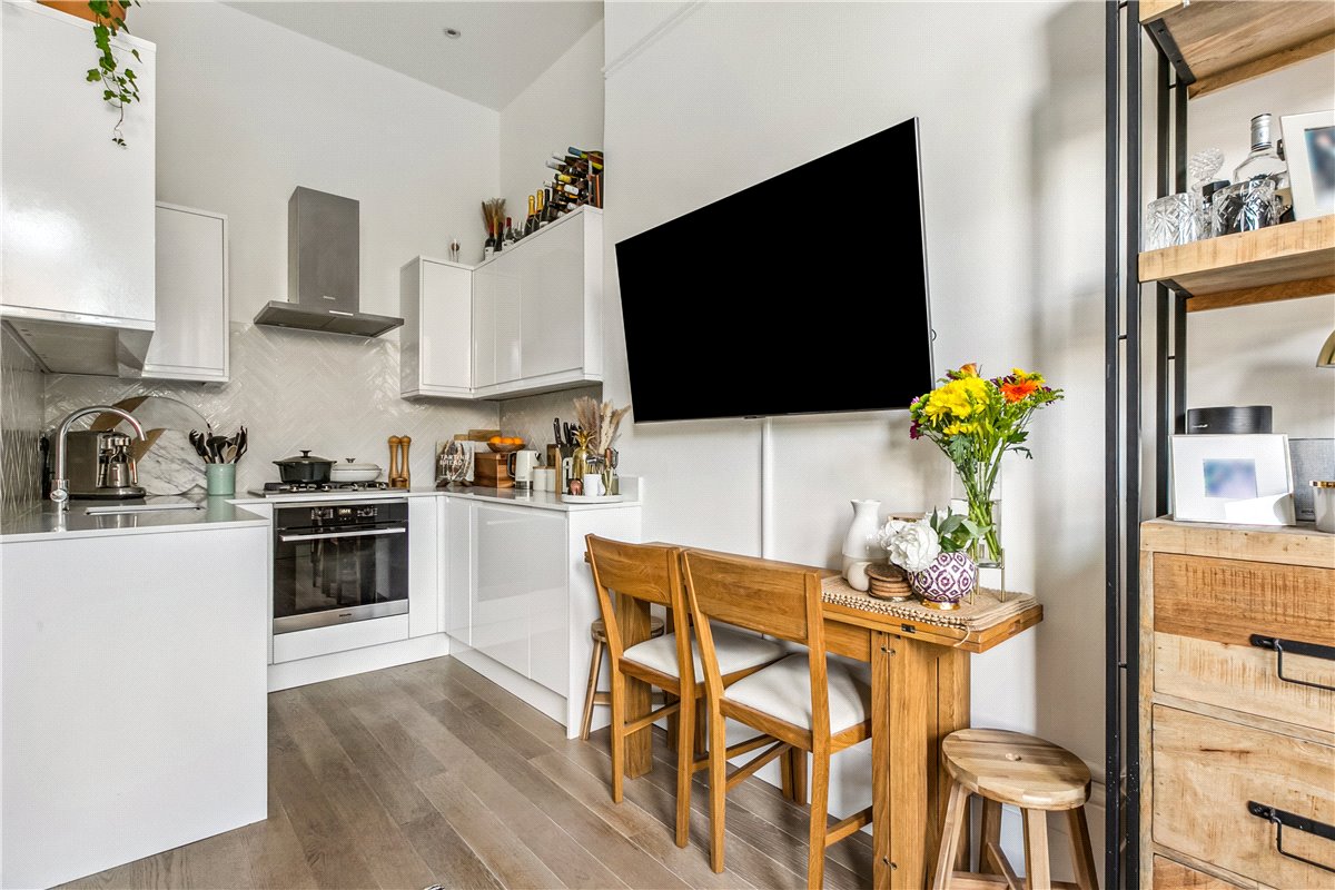 1 bedroom Flat, St. Martins Court, Trinity Road, London, SW17 - Sold, Image 6