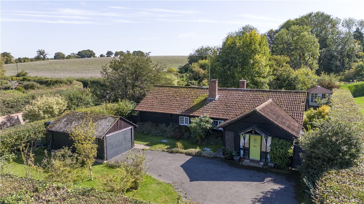3 bedroom Bungalow, Paddock Field, Chilbolton, SO20 - Available