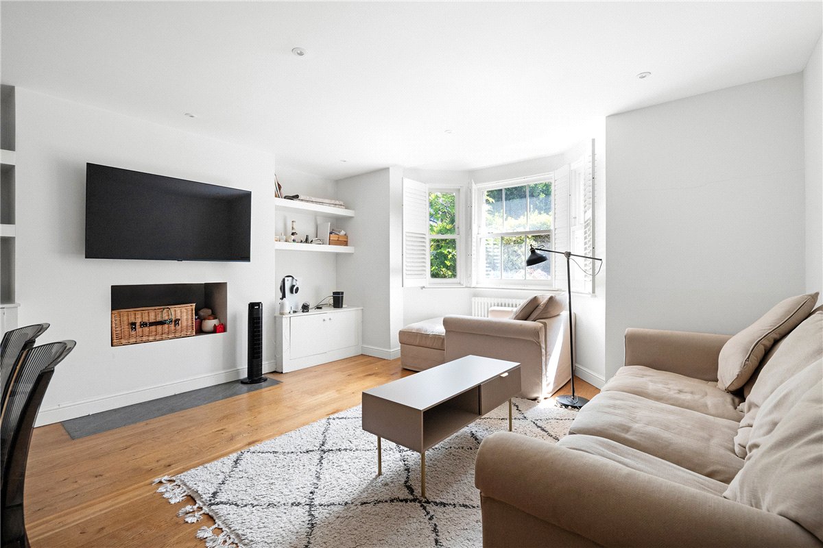 2 bedroom Flat, North Side Wandsworth Common, London, SW18 - Available, Image 5